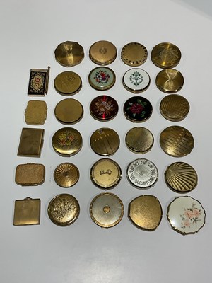 Lot 124 - Twenty-nine vintage compacts, many Stratton...
