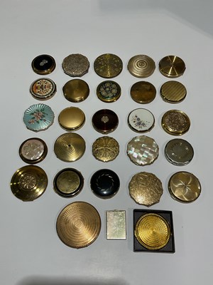 Lot 126 - Twenty-eight vintage compacts, mainly Stratton,...