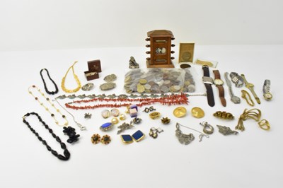 Lot 265 - Mixed collectibles including various items of...
