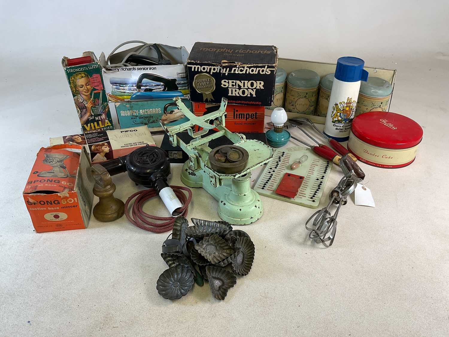 Lot 66 - KITCHENALIA; and other early home ware...