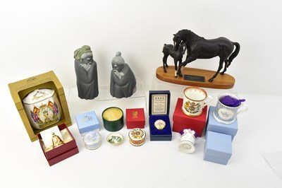 Lot 159 - Various items of pottery including two Lladrό...