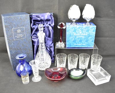 Lot 214 - A collection of vintage clear and art glass...