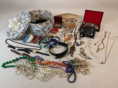 Lot 769 - A quantity of costume jewellery including an...