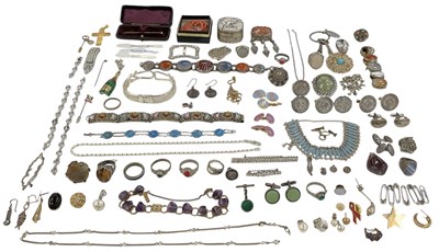 Lot 582 - A quantity of assorted costume jewellery...