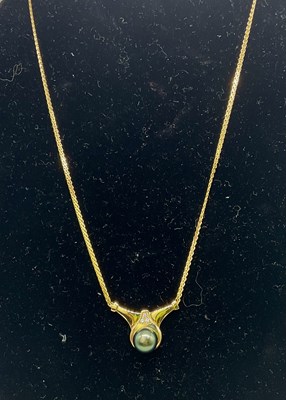 Lot 807 - An 18ct yellow gold Tahitian pearl and three...