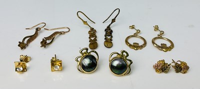 Lot 808 - Two pairs of 18ct yellow gold earrings,...