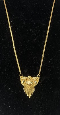 Lot 809 - A 22ct yellow gold necklace with triangular...