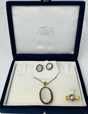 Lot 810 - An 18ct yellow gold and star moonstone ring,...