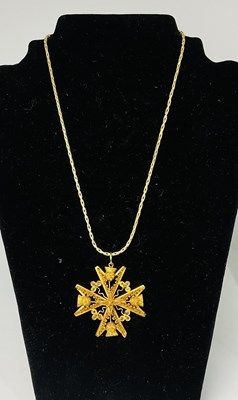 Lot 812 - An 18ct yellow gold filigree detailed Maltese...