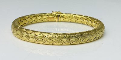 Lot 827 - DAMAS; a boxed weave effect yellow metal...
