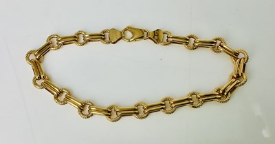 Lot 829 - A 9ct yellow gold bracelet, length 18cm,...
