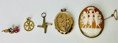 Lot 836 - A 9ct yellow gold pendant, approx 1.4g, a...