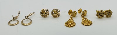 Lot 841 - A pair of 18ct yellow gold floral ear studs,...