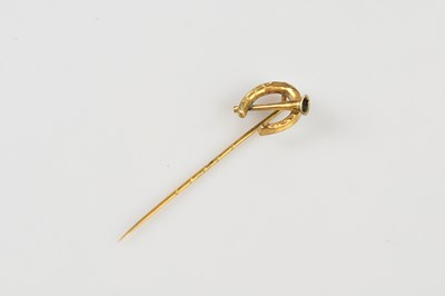 Lot 465 - A 9ct gold hunting themed pin, with hunting...