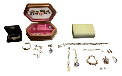 Lot 583 - A small quantity of assorted costume jewellery...