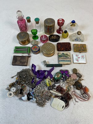 Lot 133 - A group of collectors' items including...