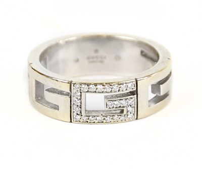 Lot 818 - An 18ct white gold ring set with twenty-four...