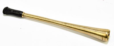 Lot 113 - A 9ct yellow gold cheroot holder with bakelite...