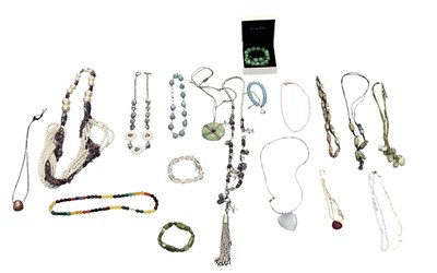 Lot 579 - A quantity of assorted costume jewellery and...
