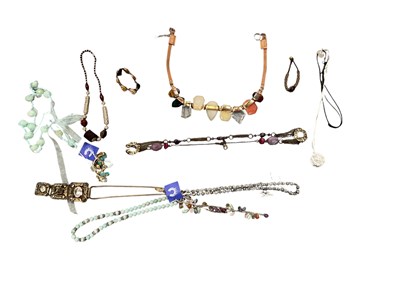 Lot 580 - A quantity of assorted costume jewellery...