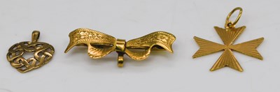 Lot 878 - A 9ct gold bow brooch (approx 1.91g), and two...