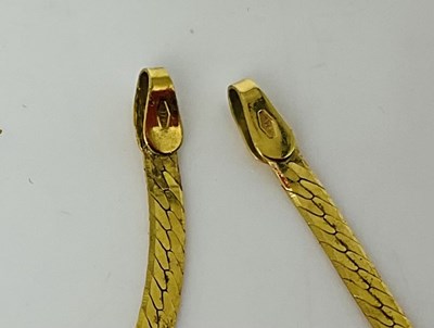 Lot 905 - A 9ct gold flat link chain, length 40cm,...