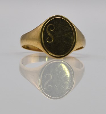 Lot 909 - A 9ct gold signet ring, engraved 'S', size V,...