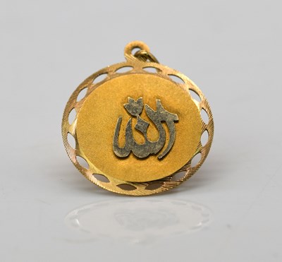 Lot 913 - A yellow metal circular pendant stamped '750',...