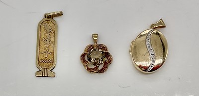 Lot 914 - A 9ct gold locket, a 9ct gold pendant and a...