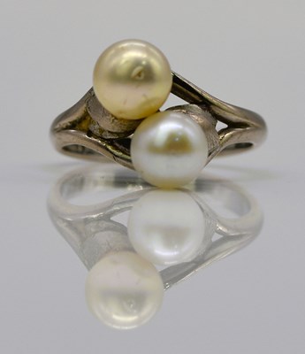 Lot 918 - A white metal simulated pearl crossover ring,...