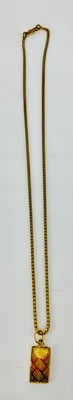 Lot 923 - A yellow metal chain, stamped '22C', with...