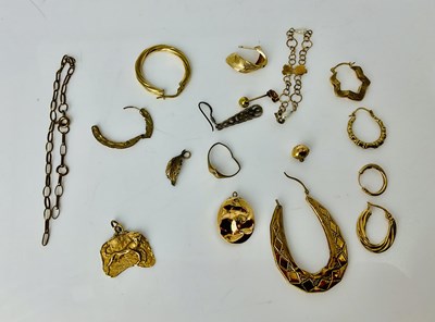 Lot 927 - A collection of 9ct gold and yellow metal...