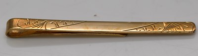 Lot 928 - A 9ct gold tie slide, approx 2.16g.