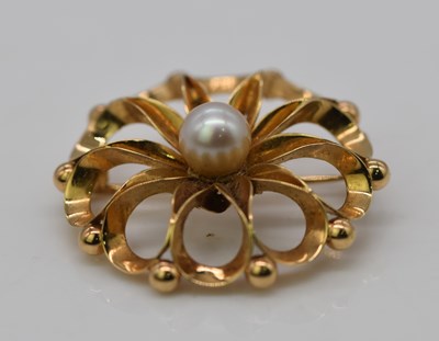 Lot 929 - A yellow metal and cultured pearl open...
