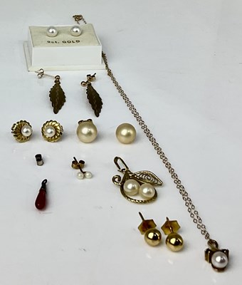 Lot 936 - A group of 9ct gold and yellow metal earring...