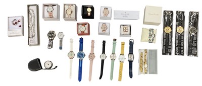 Lot 581 - A quantity of assorted costume jewellery and...