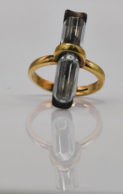 Lot 944 - A 9ct gold ring set with a glass egg timer...