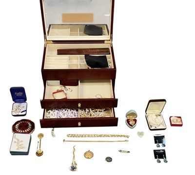 Lot 576 - A quantity of assorted costume jewellery,...
