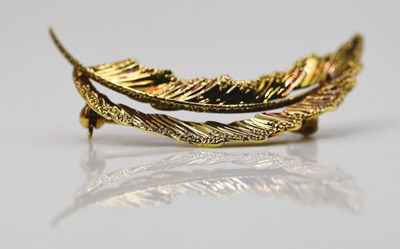 Lot 948 - A 9ct gold leaf brooch, length 42mm, approx...