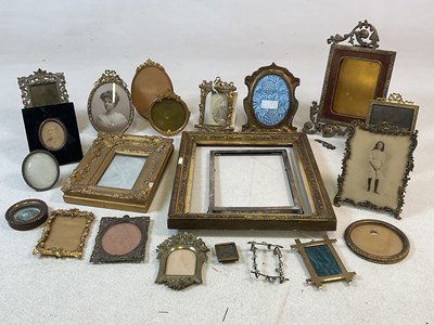 Lot 153 - A collection of assorted decorative picture...