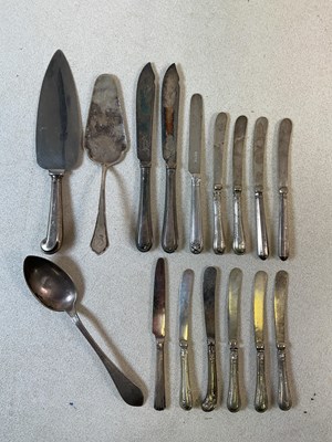Lot 511 - An 800 grade silver cake slice and a...