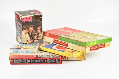 Lot 649 - A collection of vintage games including Risk,...