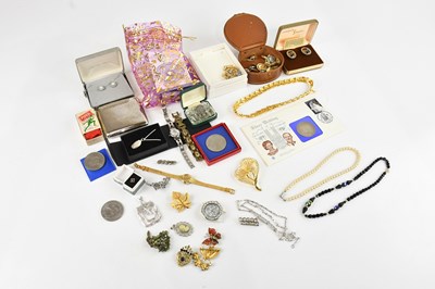 Lot 564 - A small quantity of assorted costume jewellery...