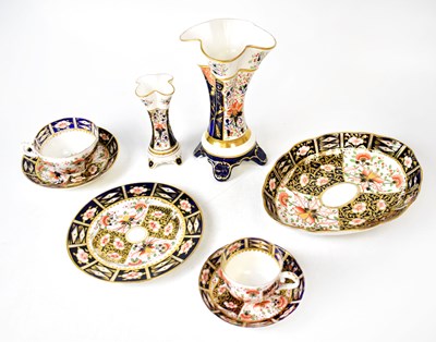 Lot 164 - DERBY; eight pieces of Imari porcelain items...