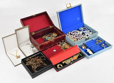 Lot 553 - A collection of costume jewellery including...