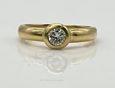 Lot 572 - An 18ct yellow gold diamond solitaire ring,...