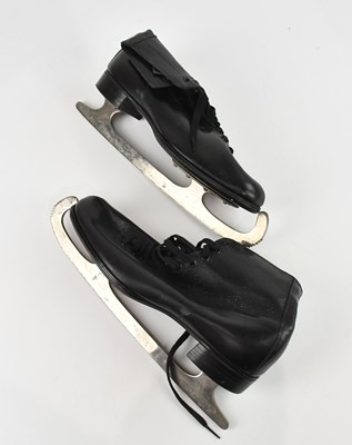 Lot 355 - A pair of vintage ice skates (2).