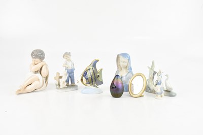 Lot 1735 - A collection of decorative ceramics including...