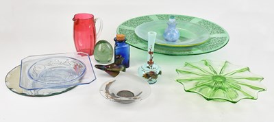 Lot 1799 - A small collection of decorative glass...