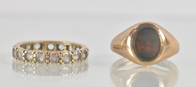 Lot 1223 - A 9ct yellow gold agate set signet ring, size...